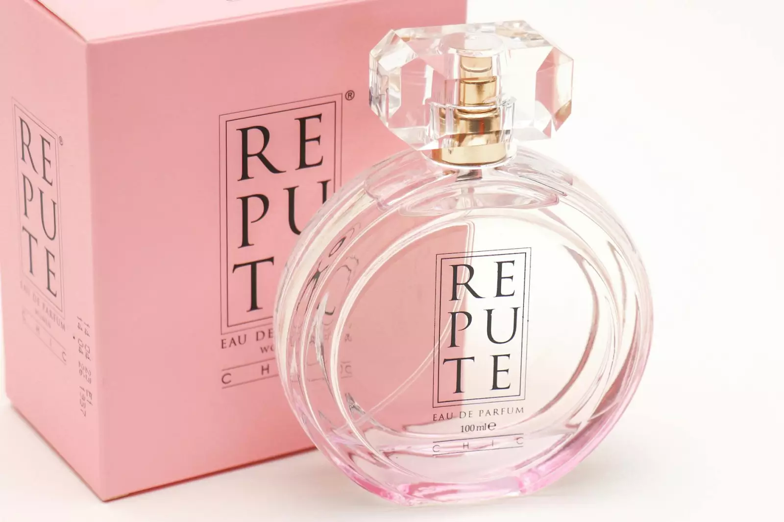 Coffrets parfums élégants pour femmes, ambiance festive de Noël