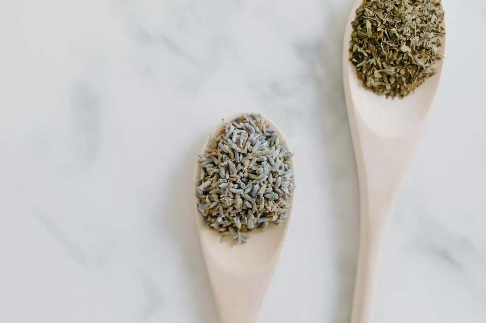 Bouteilles de parfum et leurs dupes