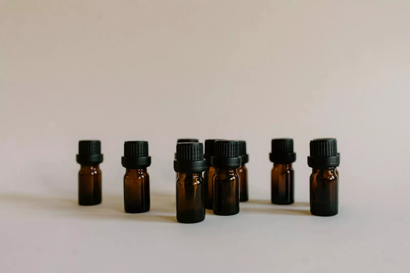 Bouteille de parfum YSL Tuxedo posée élégamment