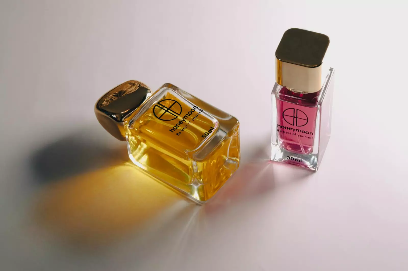 Bouteilles de parfums de collections privées sur un fond élégant