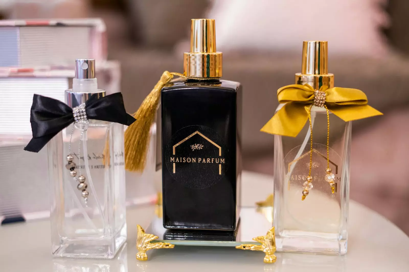 Flacons de parfum Memo Paris sur fond artistique