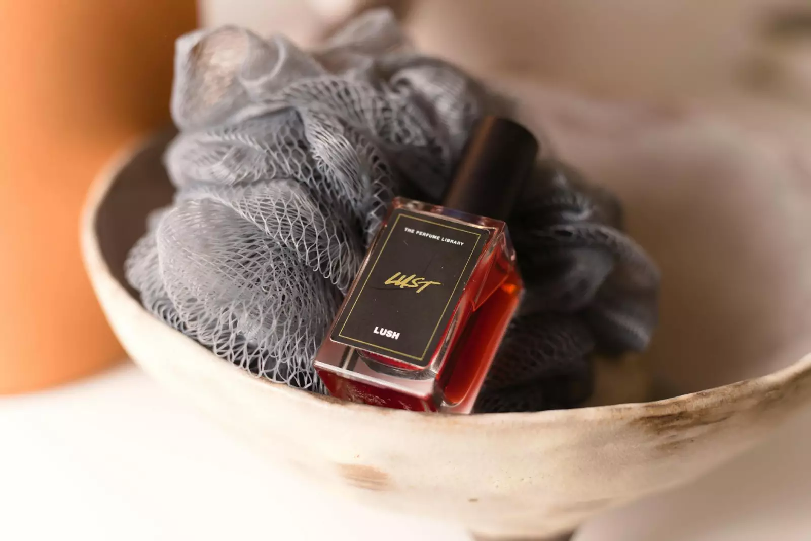 Parfums de niche exposés dans une boutique élégante