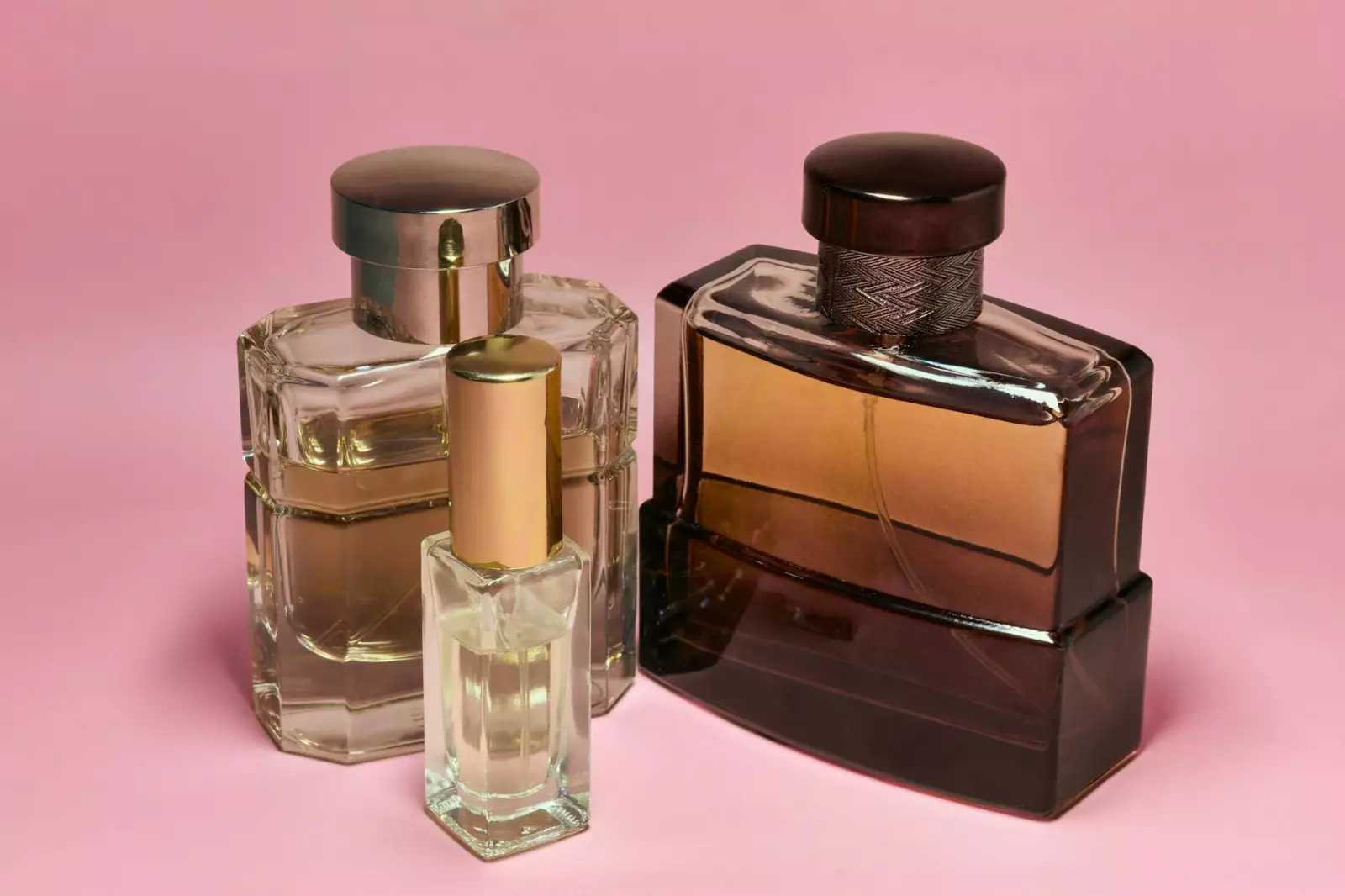 Flacons de parfums haut de gamme sur une table luxueuse