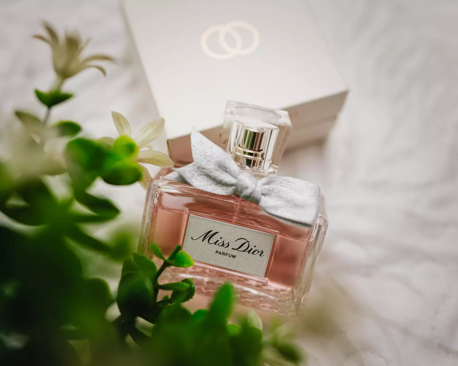 Bouteilles de parfums à la pêche sur fond floral